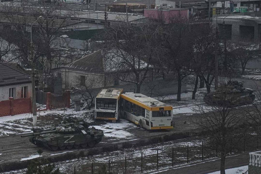 RealestWar's tweet photo. Russian tanks at west part of Mariupol. #Mariupol #russiantanks #UkraineUnderAttack #UkraineRussiaWar #UkraineInvasion #UkraineRussianWar #UkraineRussiaConflict https://t.co/mU4oWhIF1h