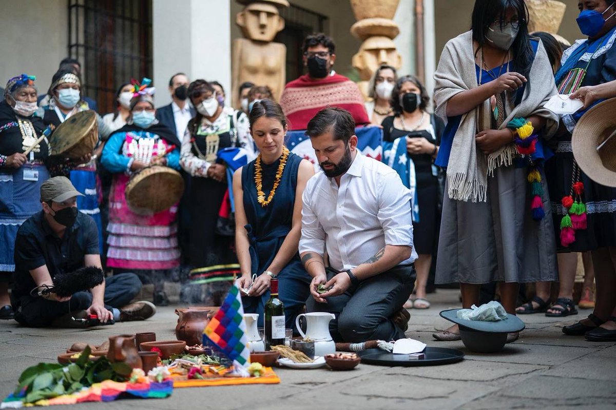 Partimos el día junto a @i_krmns, nuestro Equipo de Gobierno y autoridades ancestrales de pueblos originarios de todo Chile. Generar un trabajo intercultural y una nueva relación entre el Gobierno y los pueblos originarios es vital para la construcción de un Chile justo y digno.