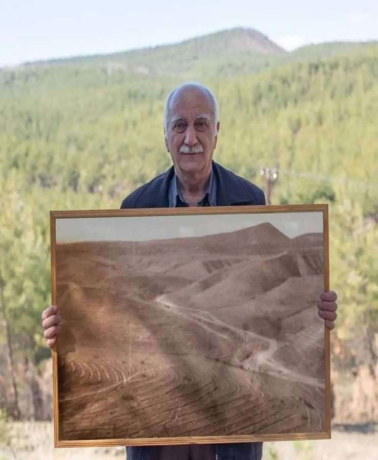 Emekli orman mühendisi Hikmet Kaya, Sinop'da bir araziyi yeşillendirmek için yıllarca çabaladı. 41 yıl sonra yemyeşil ormanlık önünde mutluluk fotoğrafı çektirdi.

#deprem