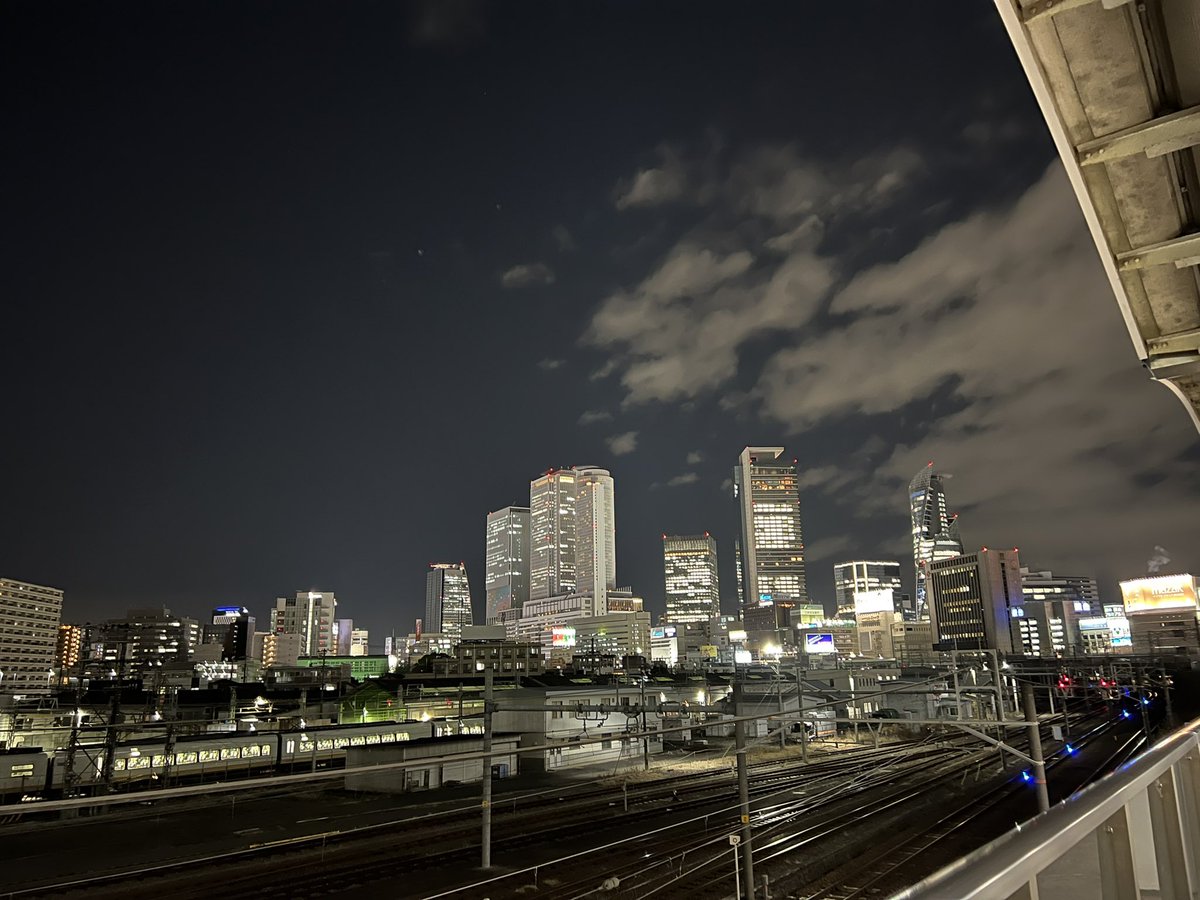 SakuraLineKS's tweet photo. お誕生日プレゼントは何にしようか迷いましたが、健人くんがこの間もKTTで写真について語っていたので、写真にします🎁

(東京の夜景にはとても敵わないけれど)滅多に行かない駅で見上げたら綺麗な景色が、、、寒い日だったのでとても空気が澄んでいて。右端のビルはいつものビルね＾＾ https://t.co/qONZrITmgE