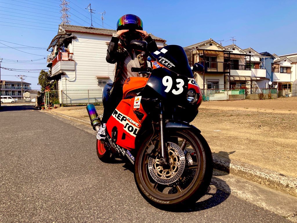 20201118rr's tweet photo. 名前：Rちゃん
性別：♀
年齢：20代
身長：150cm
住み：大阪
車種：CBR250RR(MC22)
一言 : 基本おひとり様なのでツーリングのお誘い待ってます😎

#バイク乗りと繋がりたい 
#CBR250RR
#バイク乗りとして自己紹介
 #バイク乗りとして軽く自己紹介 https://t.co/TNwXM3OGOK
