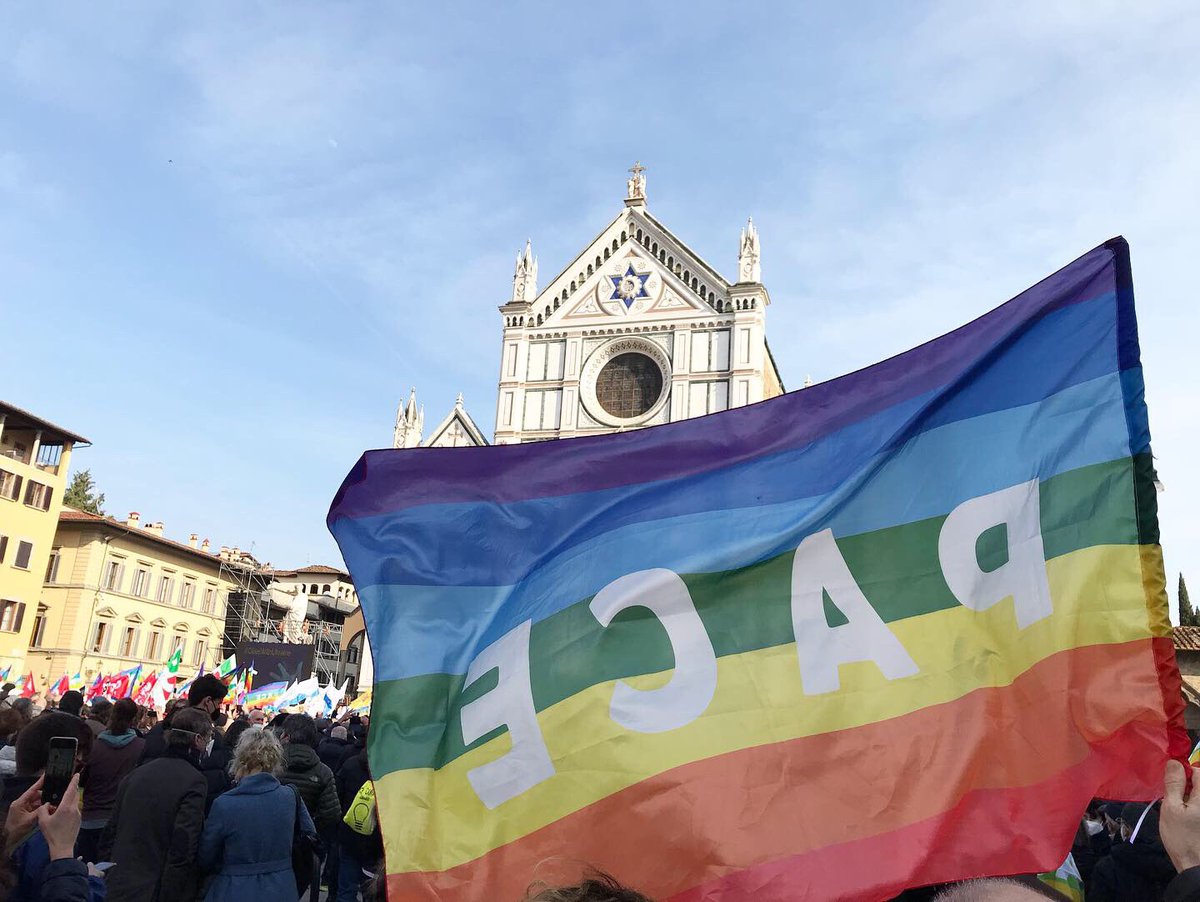 SimoneTeschioni's tweet photo. Tutti insieme per la pace, tutti insieme  in Piazza Santa Croce per dimostrare la nostra solidarietà al popolo ucraino e dire no alla guerra!!! 🔹🔸

#Firenze #PizzaSantaCroce #Florence #CitiesWithUkraine #Pace #NoWar #WeWantPeace https://t.co/SiXxdA5wGD
