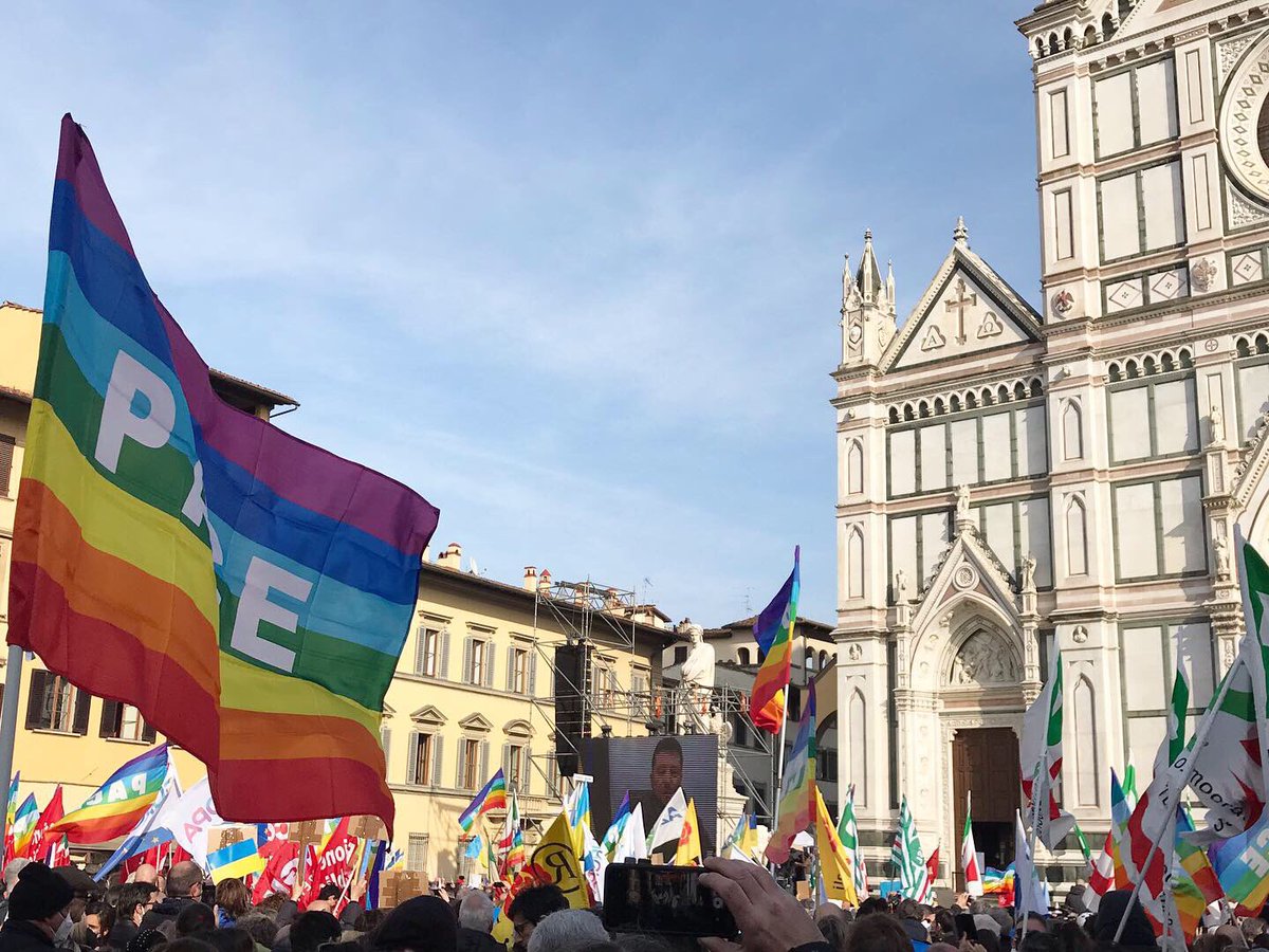 SimoneTeschioni's tweet photo. Tutti insieme per la pace, tutti insieme  in Piazza Santa Croce per dimostrare la nostra solidarietà al popolo ucraino e dire no alla guerra!!! 🔹🔸

#Firenze #PizzaSantaCroce #Florence #CitiesWithUkraine #Pace #NoWar #WeWantPeace https://t.co/SiXxdA5wGD