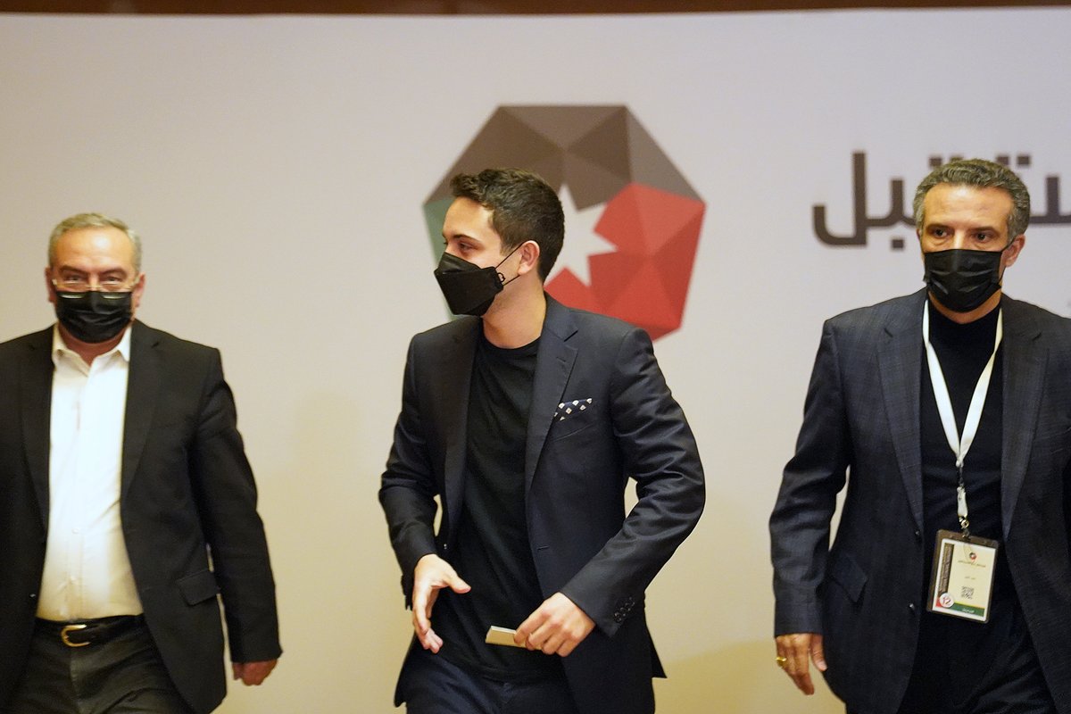 سمو الأمير الحسين بن عبدالله الثاني، ولي العهد، يحضر جانبا من الجلسة التفاعلية لقطاع السياحة، ضمن الجولة الثالثة لورشة العمل الاقتصادية الوطنية المنعقدة في الديوان الملكي الهاشمي تحت عنوان "الانتقال نحو المستقبل: تحرير الإمكانيات لتحديث الاقتصاد"

تفاصيل:
rhc.jo/ar/g/63953