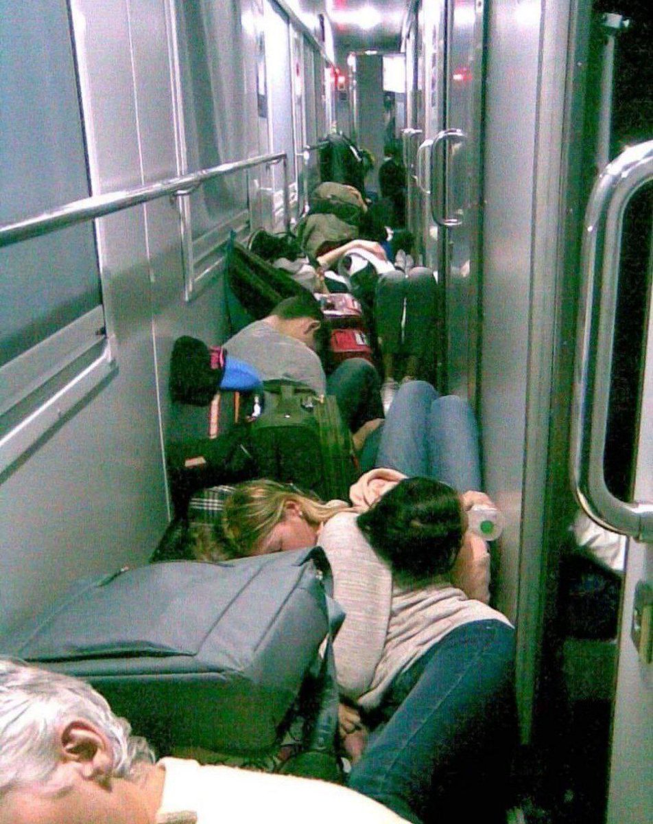 Ceci est une photo du couloir du train d'évacuation en Ukraine, de Poltava à Lviv. 17 heures de train, tous les rideaux seront fermés, il n'y a donc pas de lumière pour entrer et le train ne devient pas une cible.

#Ukraine️ #UkraineUnderAttack