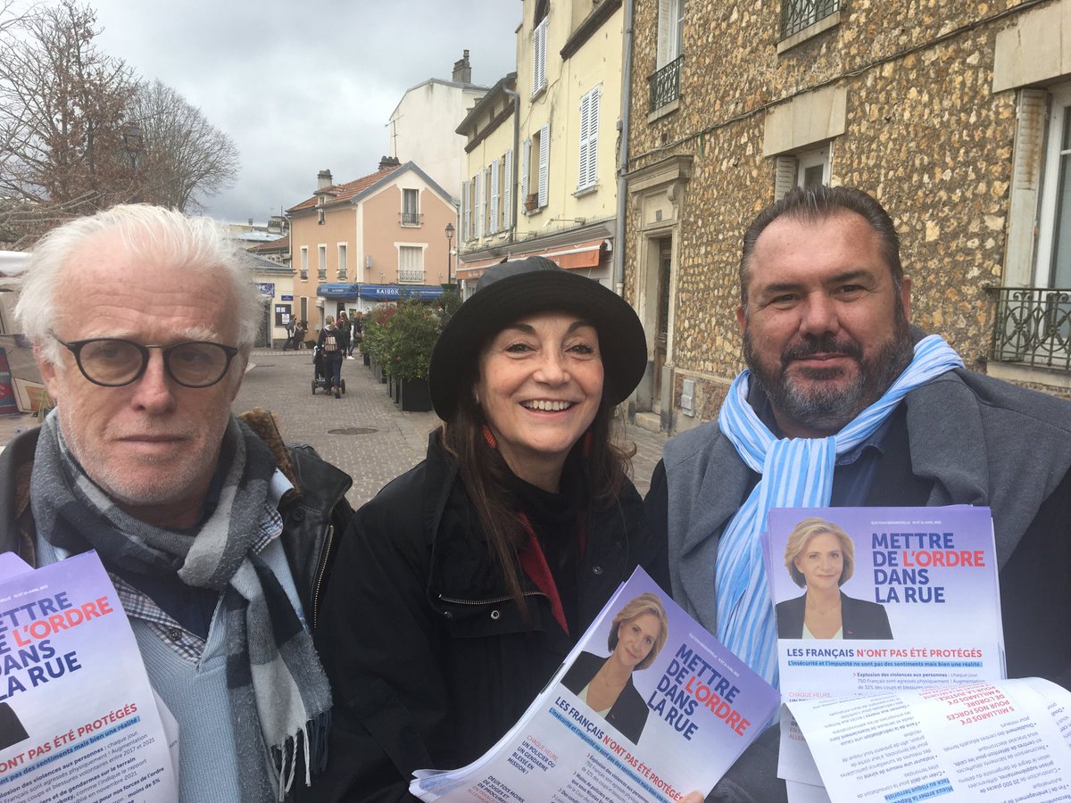 GalanteMuriel's tweet photo. 💛🌈 Pour ⁦@vpecresse⁩                   Très bon accueil ce matin au marché de Fontenay-aux-Roses #ValeriePresidente 💙 https://t.co/9hJGaumMG4