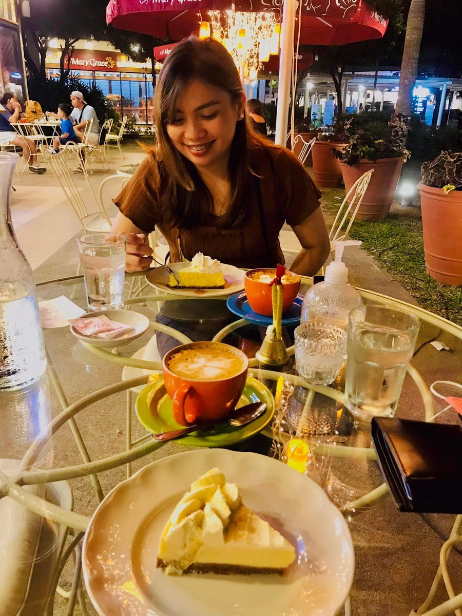 kuyamolj's tweet photo. My view vs. Hers 😋 https://t.co/eUDu1eeTJw