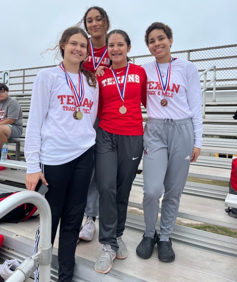 VMEaglesTrack's tweet image. HUGE shout out to the @wbrayhs @RayTexanTrack Lady Texans for showing up and showing out at the Intracoastal Relays in Flour Bluff! @CoachAnderson_S #GoRay