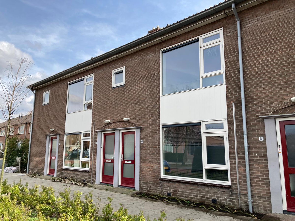 annelies's tweet photo. Tegel er uit groen er in! Er is door de bewoners van een deel vd van Uvenweg samen gewerkt aan het maken van geveltuintjes De bewoners werden  ondersteund door hovenier Irma Jager, Chantal van ⁦@Gem_Wageningen⁩ en de medewerkers van ⁦@HurenWageningen⁩ #samen #groen https://t.co/xatn029qoO