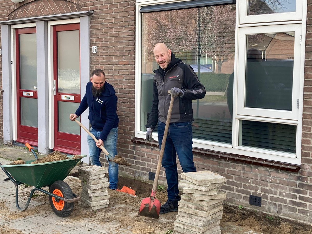 Tegel er uit groen er in! Er is door de bewoners van een deel vd van Uvenweg samen gewerkt aan het maken van geveltuintjes De bewoners werden  ondersteund door hovenier Irma Jager, Chantal van ⁦<a href="/Gem_Wageningen/">Gemeente Wageningen</a>⁩ en de medewerkers van ⁦@HurenWageningen⁩ #samen #groen