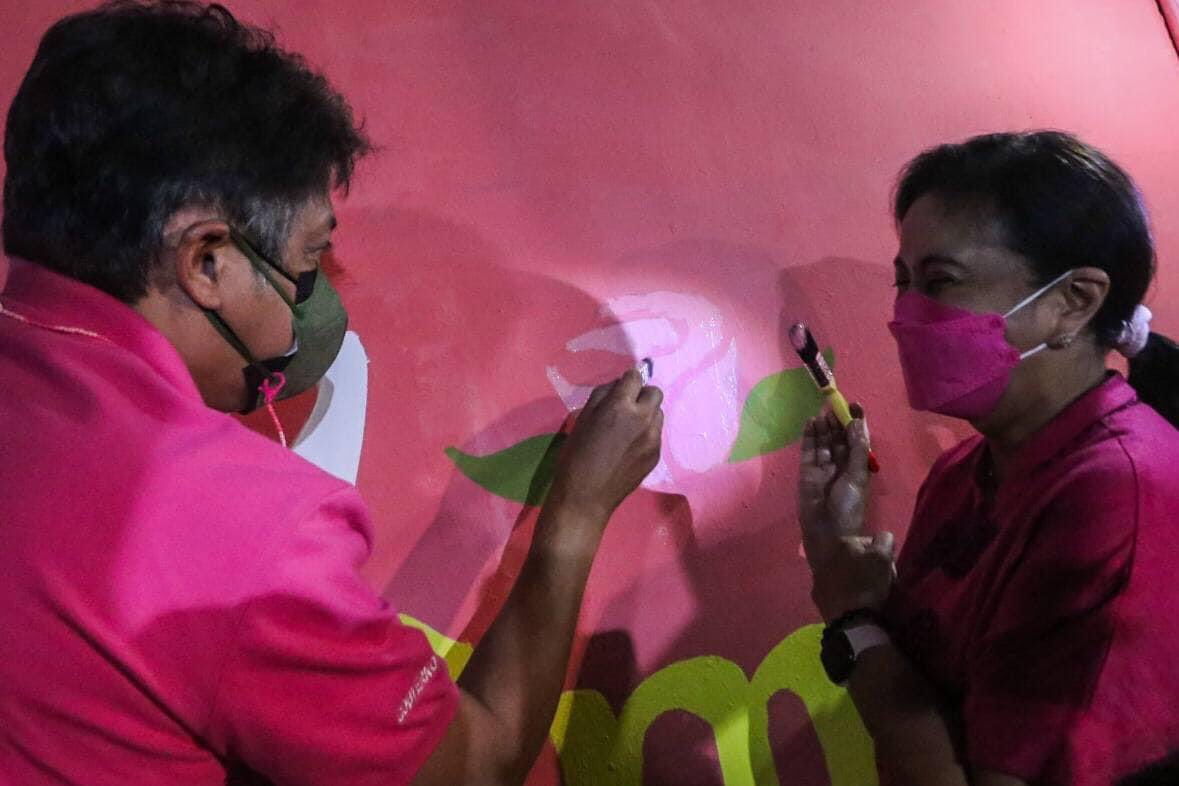 dressnmessyhair's tweet photo. The controversial mural in Echague that was asked to be painted over by white paint by Comelec was visited by VP Leni Robredo and Sen. Kiko Pangilinan before proceeding to the Peopleβs Grand Rally in Echague Banchetto ππ·πΈ
#IsabelaIsPink
#IsabeLENI
#AwanTiSolidNorth https://t.co/6JgmdRbUdo