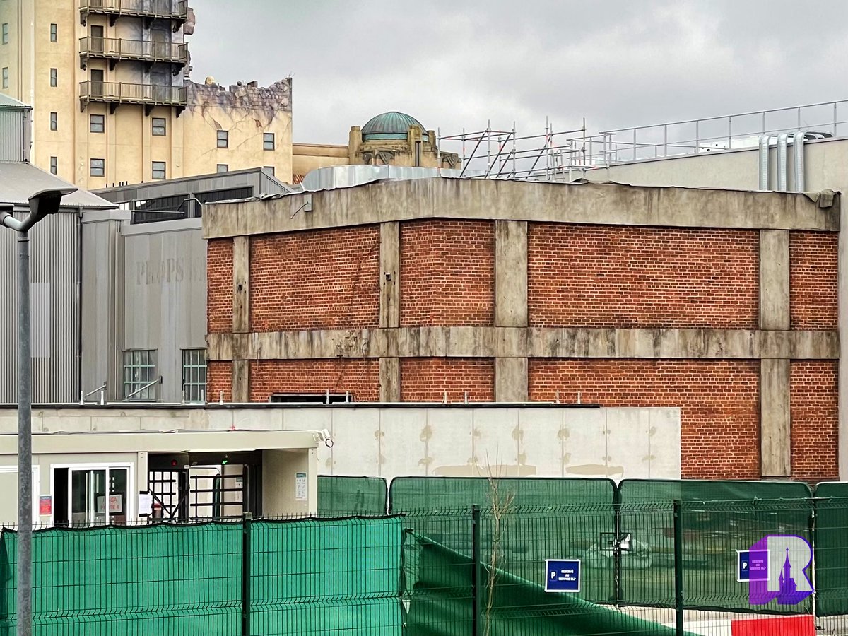 DLPReport's tweet photo. 🔧 Latest update on Avengers Campus, racing towards its summer opening:
- Spider-Man building red cladding gets higher
- Progress on theming of the Stuntronic net box
- Unveiled brick theming at the quick service restaurant and new wall going up to isolate the land from outside: https://t.co/wemebD1IEo