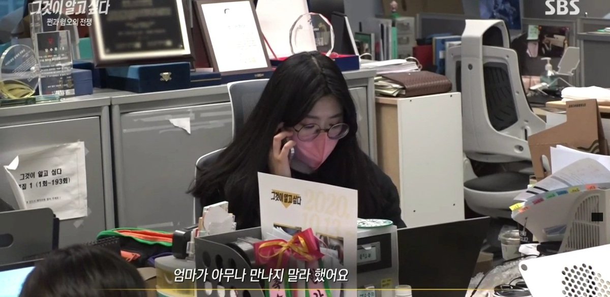 twtmangryeong's tweet photo. 오늘 방송된 그알에서 고인이 되신 BJ분에게 악플을 남긴 몇명에게 직접 연락함. 그중 가장 기함하게 만든 내용. 악플을 남긴 대상자도 기억 못할 뿐더러, 악플을 너무 많이 남겨서 누군지 모름. 그리고 마지막에 제작진이 그럼 못 만나는거냐? 했더니 나온 대답. "엄마가 아무나 만나지 말라 했어요" https://t.co/JAzBORzSvQ