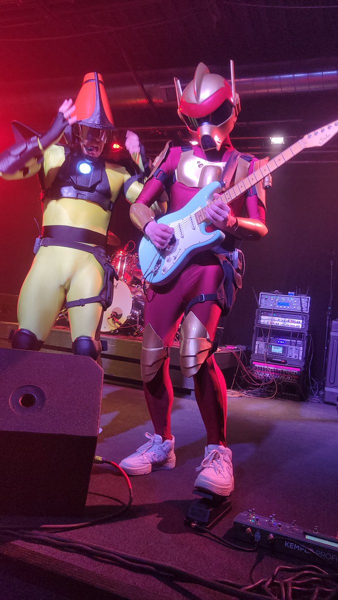 PollitoesBonito's tweet photo. Fun times with friends last night (also thank you @shiromisa and @skullandxstitch for giving me the TWRP bag and poster!!) https://t.co/PSMSGHZaz2
