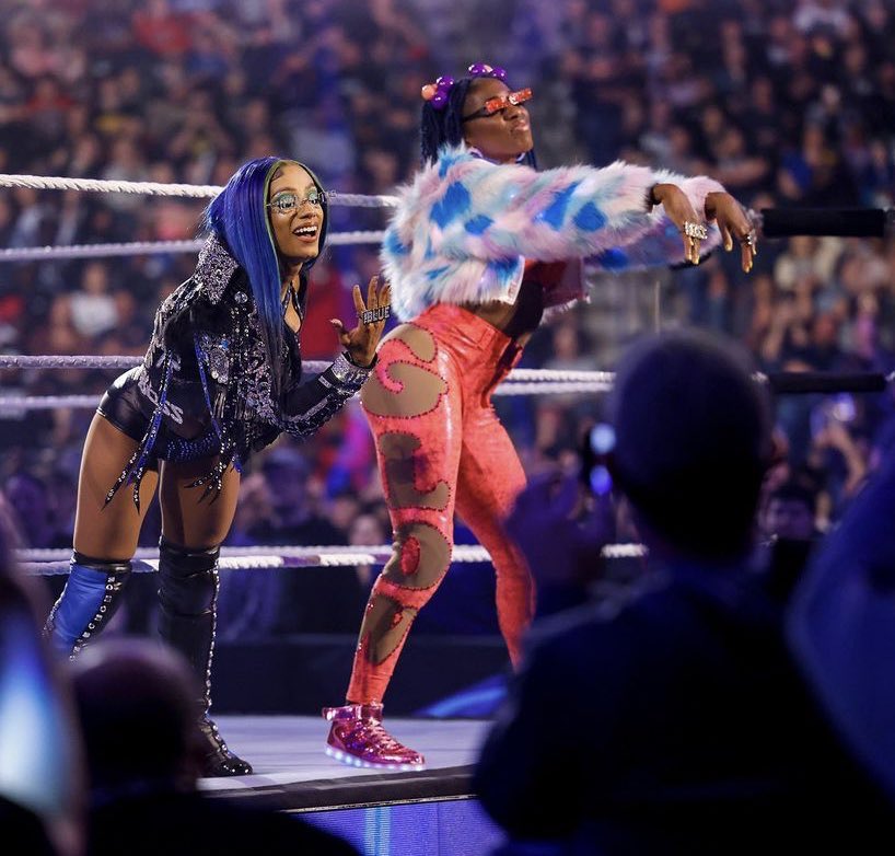 ySzn7xraDMf5vl's tweet photo. Good morning to the #bossnglow #teambad @SashaBanksWWE @NaomiWWE 💚💙
#futuretagteamchamps https://t.co/eiiwvH9paA