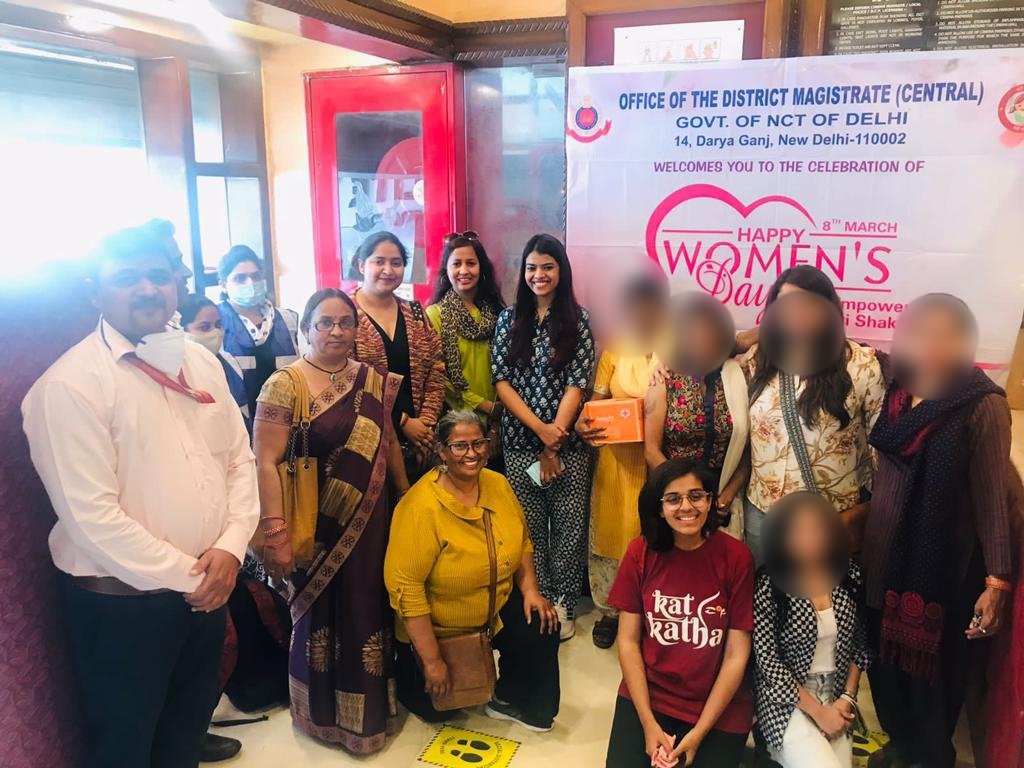 DMCentralDelhi's tweet photo. Celebrating women's day in Central District "Gangubai Kathiawadi"movie was specially screened for sex workers &amp; transgender community with support frm @Katkathaa &amp; Delite Cinema.
Movie highlights the struggle &amp; journey of Sexworkers.Hygiene kits were also distributed to them. https://t.co/eBME5jMD3f