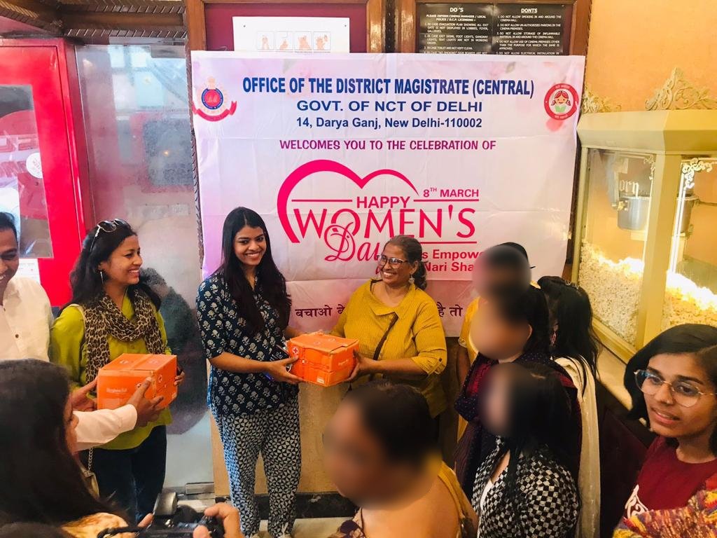 DMCentralDelhi's tweet photo. Celebrating women's day in Central District "Gangubai Kathiawadi"movie was specially screened for sex workers &amp; transgender community with support frm @Katkathaa &amp; Delite Cinema.
Movie highlights the struggle &amp; journey of Sexworkers.Hygiene kits were also distributed to them. https://t.co/eBME5jMD3f