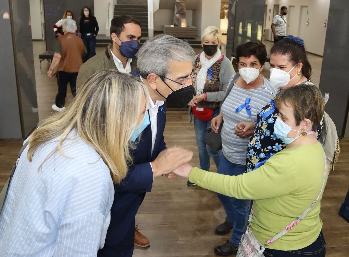 RomanRodWeb's tweet photo. Hoy tuve el placer de saludar a un numeroso grupo de mujeres de Tacoronte que han venido de visita a Gran Canaria, dentro de las actividades que organiza el Ayto. por el Día de la Mujer. Un día diferente, para salir de la rutina, pasar un rato agradable y conocer mejor Canarias. https://t.co/fM5oKbml3Q