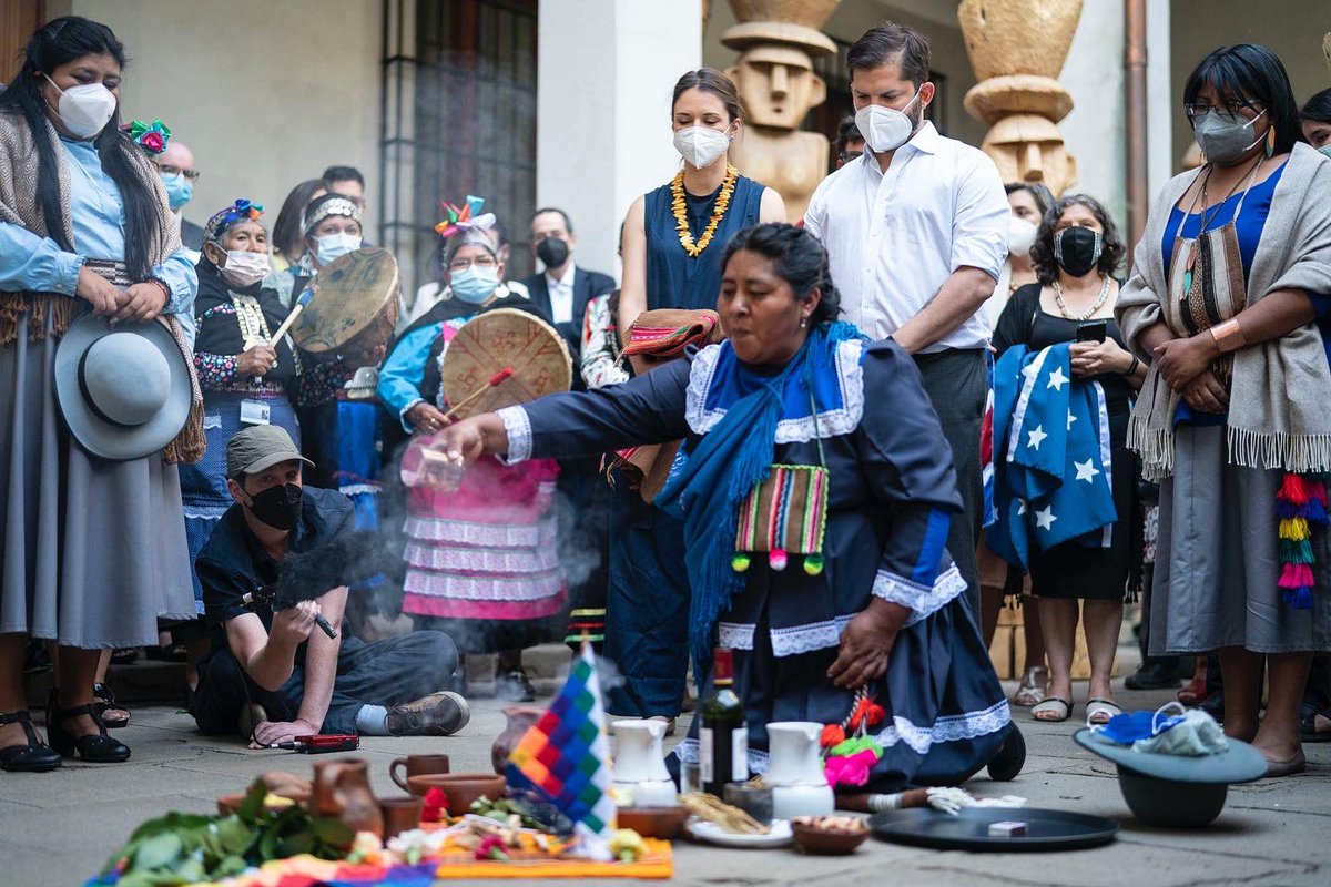Archivo20222026's tweet photo. Presidente @gabrielboric e Irina @i_krmns celebraron ceremonia intercultural junto a ministros/as, subsecretarios/as y autoridades ancestrales de los pueblos Yagán, Lican antai, Mapuche Pewenche, Rapa Nui, Mapuche Lafkenche, Diaguita, Colla y Mapuche de la Füta warria. https://t.co/g8O7ePTjdR