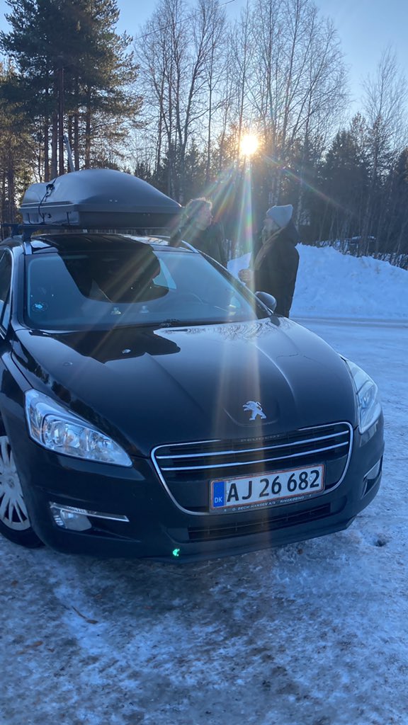 HjMads's tweet photo. 20 km før Trysil ville billen ikke mere. God de gamle er godt forsikret #godstartpåskiferien https://t.co/iIR8eYBCnd