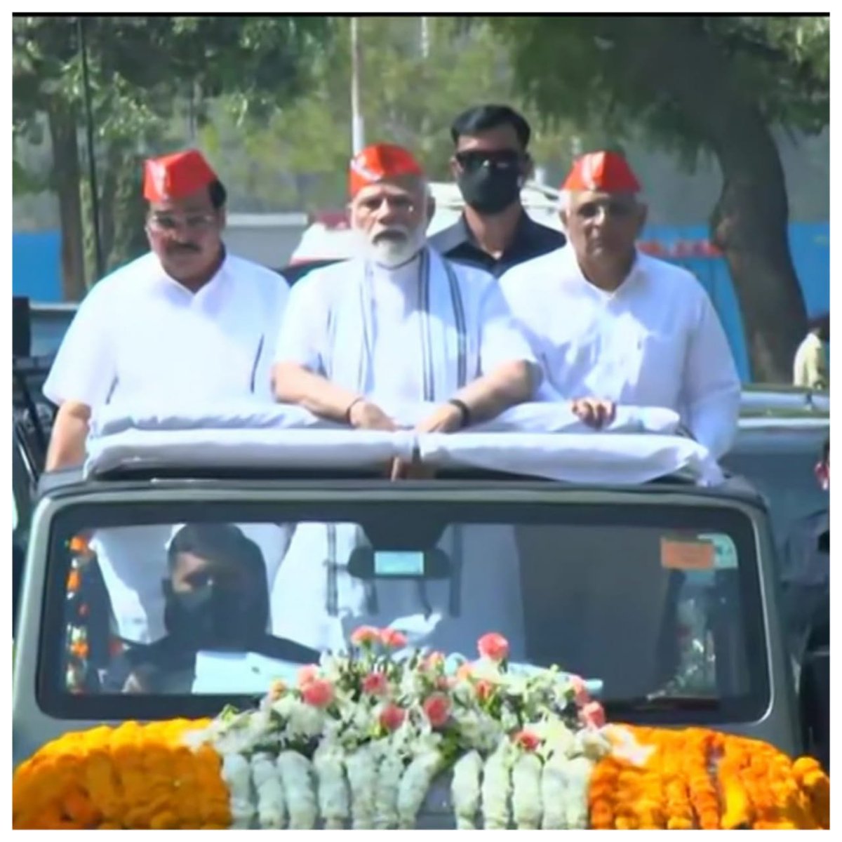 TejjasModii's tweet photo. PM નરેન્દ્ર મોદીએ અમદાવાદના રોડ શોમાં જે ટોપી પહેરી હતી, તે સુરતના લક્ષ્મીપતિ ગ્રૂપના માલિક સંજય સરાઉગી દ્વારા બનાવવામાં આવી. ભાજપ પ્રદેશ પ્રમુખ પાટીલે આ યુનિક ડિઝાઈનની ટોપી બનાવવાનો આઈડિયા આપ્યો હતો. #ModiCap @narendramodi @CRPaatil @sanjay17197012 #NarendraModi #ModiInGujarat https://t.co/M4Y2AnPkLC
