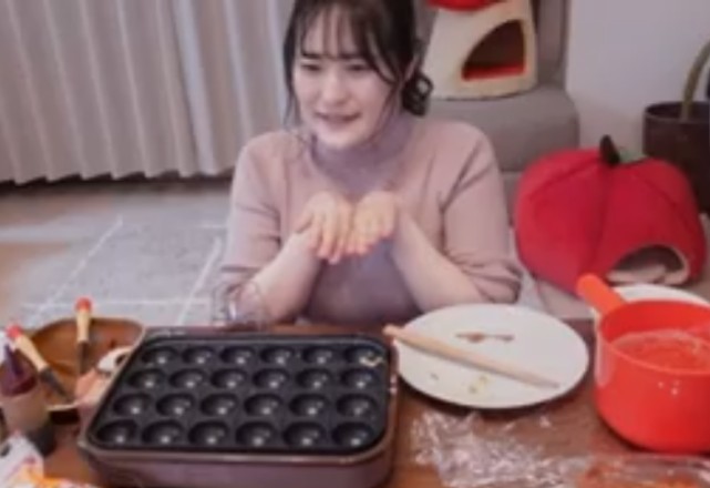 tdBornY7bHjblTP's tweet photo. やみん姉、配信
おつぽんでした❗️

たこ焼きを作る配信
スイーツたこ焼きは斬新😆

海外の人にも英語で対応する
素晴らしい👏

配信管理人も英語堪能で素晴らしい
瞬時に翻訳

私はそこまで得意じゃない😅

＃Yaming
#や民 https://t.co/W0T9aVGzAU