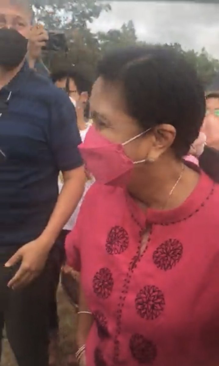 dressnmessyhair's tweet photo. Never got any selfie with VP @lenirobredo but I was this close to her when she landed in Isabela. I couldnβt help but cry during this. My heart is on fire π₯Ίππ·πΈ #IsabelaisPink #AwanTiSolidNorth #IpanaloNa10To #10RobredoForPresident #IsabeLENI https://t.co/9G91ok6y61