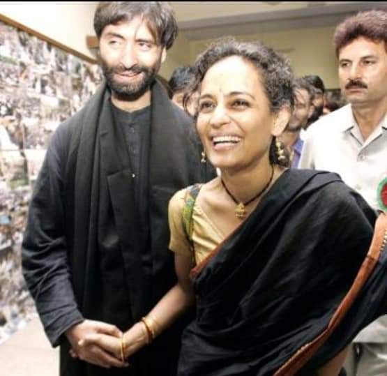 imshwetta's tweet photo. #TheKashmirFiles decoded

#PallaviJoshi - #ArundhatiRoy
ANU - #JNU
CM who plays golf &amp; take #Bollywood actress on motorbike is #FarooqAbdullah
There's a pic of #PallaviJoshi &amp; Bitta on wall at terrorist Bitta Karate house when Krishna visit him. It's this 👇 https://t.co/35mAoTDZq4