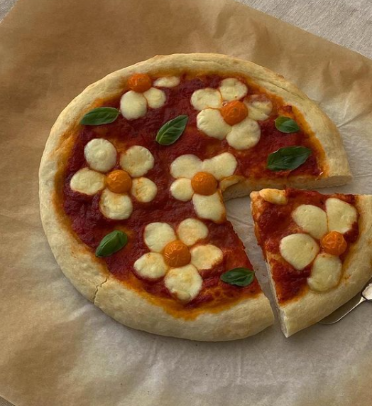 lavieestbelIe's tweet photo. Flower pizzas by celineyrs https://t.co/WTsn5iTI2d