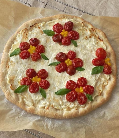 lavieestbelIe's tweet photo. Flower pizzas by celineyrs https://t.co/WTsn5iTI2d