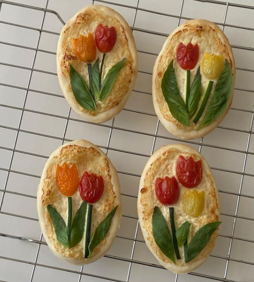 Flower pizzas by celineyrs