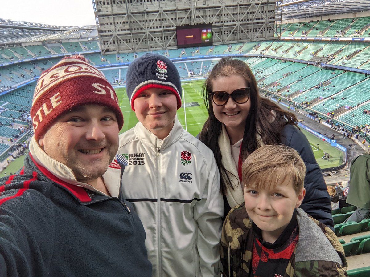 Ready for the rugby! 🏴󠁧󠁢󠁥󠁮󠁧󠁿🇮🇪 #SixNations #fanticipation