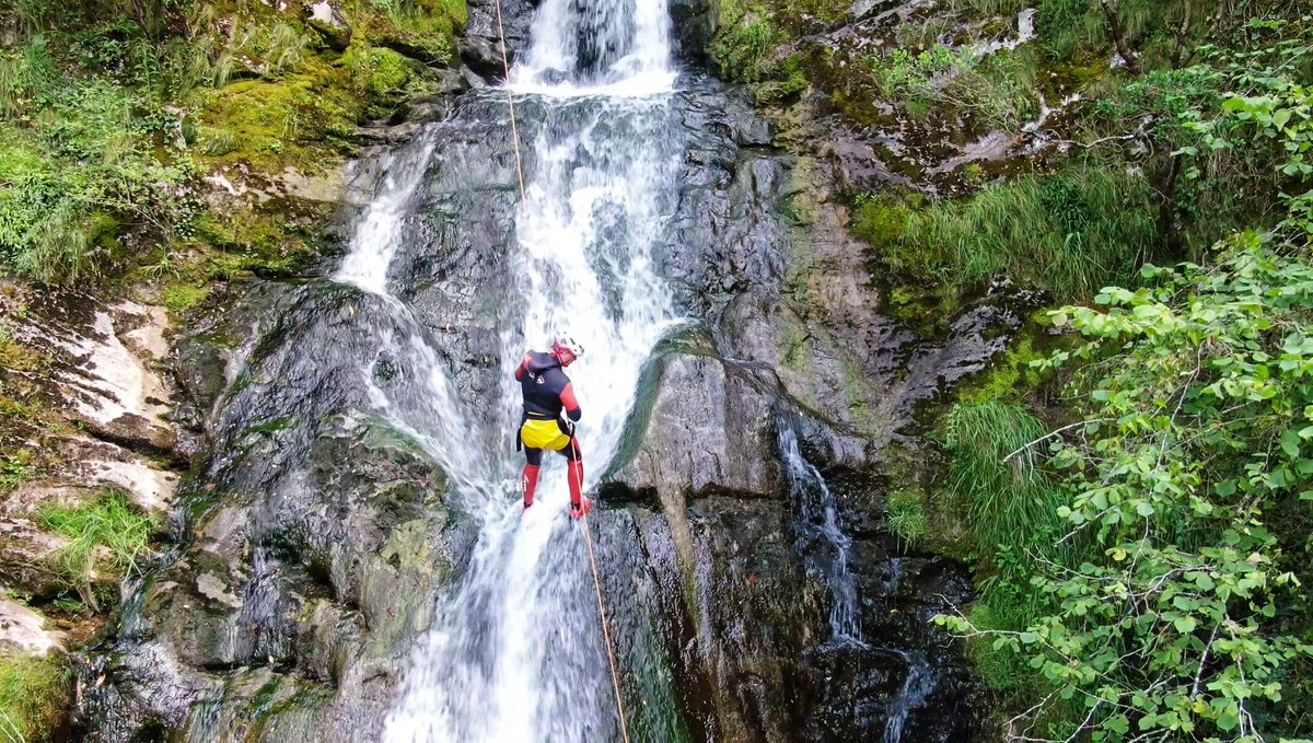 .<a href="/PicosXtreme/">Picos Xtreme</a> ofrece actividades de aventura en los Picos de Europa. Óscar Sebrango, CEO de la empresa, es ingeniero de obras públicas pero hace 10 años comenzó este emprendimiento que oferta vías ferratas, barranquismo, trekkings...

ℹ️picosxtreme.com

<a href="/cant_infinita/">Cantabria Infinita</a>