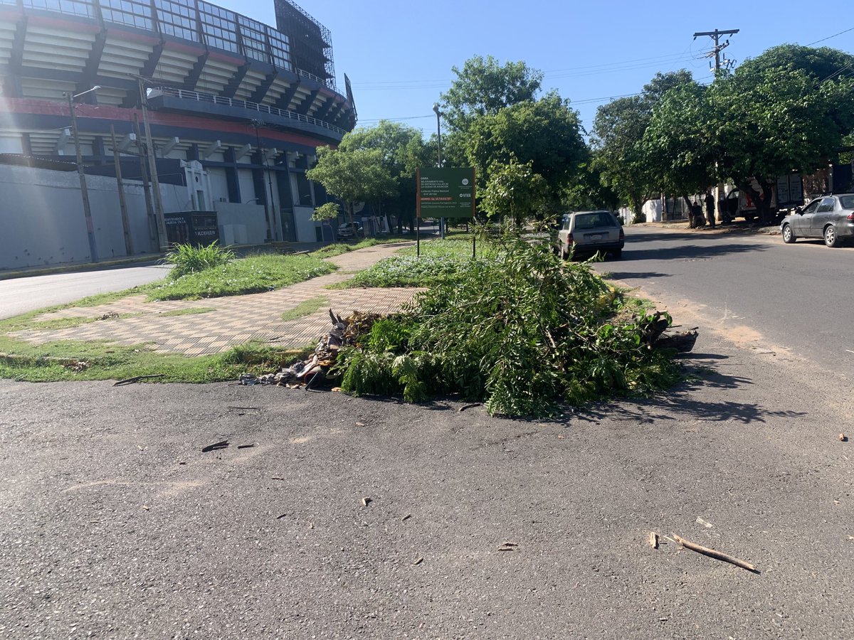 RubenMonjagata's tweet photo. Señores ⁦@AsuncionMuni, la Avenida Cerro Leon ( ex Novena Proyectadas) se encuentra en situación de abandono!! Favor hacer algo en favor del medio ambiente! https://t.co/PTuiGbOB8Y