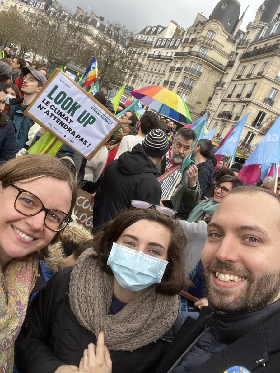 Aujourd’hui on marche pour le climat ! Avec <a href="/GenerationsMvt/">Génération·s</a> ✊🏻 #lookup