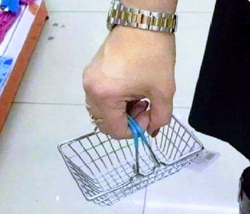 o brasileiro usando o salário pra fazer a compra do mês: