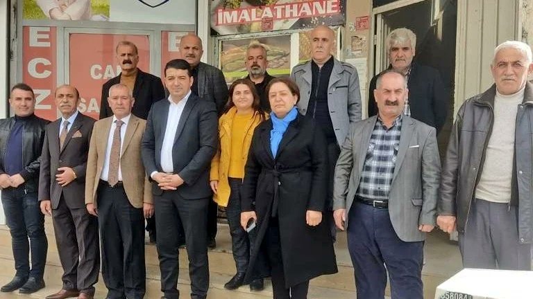 OrhanAyaz21's tweet photo. HDP, DBP İlçe Eş başkanlarımız ve İlçe yöneticilerimizle birlikte, Bismil Esnaf Sanatkarlar Odasının yeni seçilen yönetime tebrik ziyaretinde bulunduk. 

Çalışmalarında kendilerine başarılar dileriz. https://t.co/zLkGlcwS68