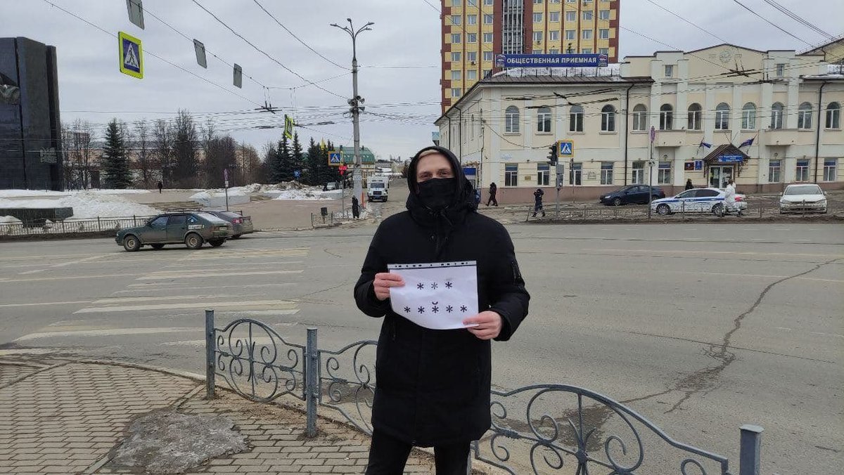А пока Рогозин рассуждает о войне, отличились менты в Иваново. Местного активиста задержали за плакат «*** *****». Его привлекли к ответственности по новой статье о дискредитации российской армии. Мы реально живем в романе Оруэлла.