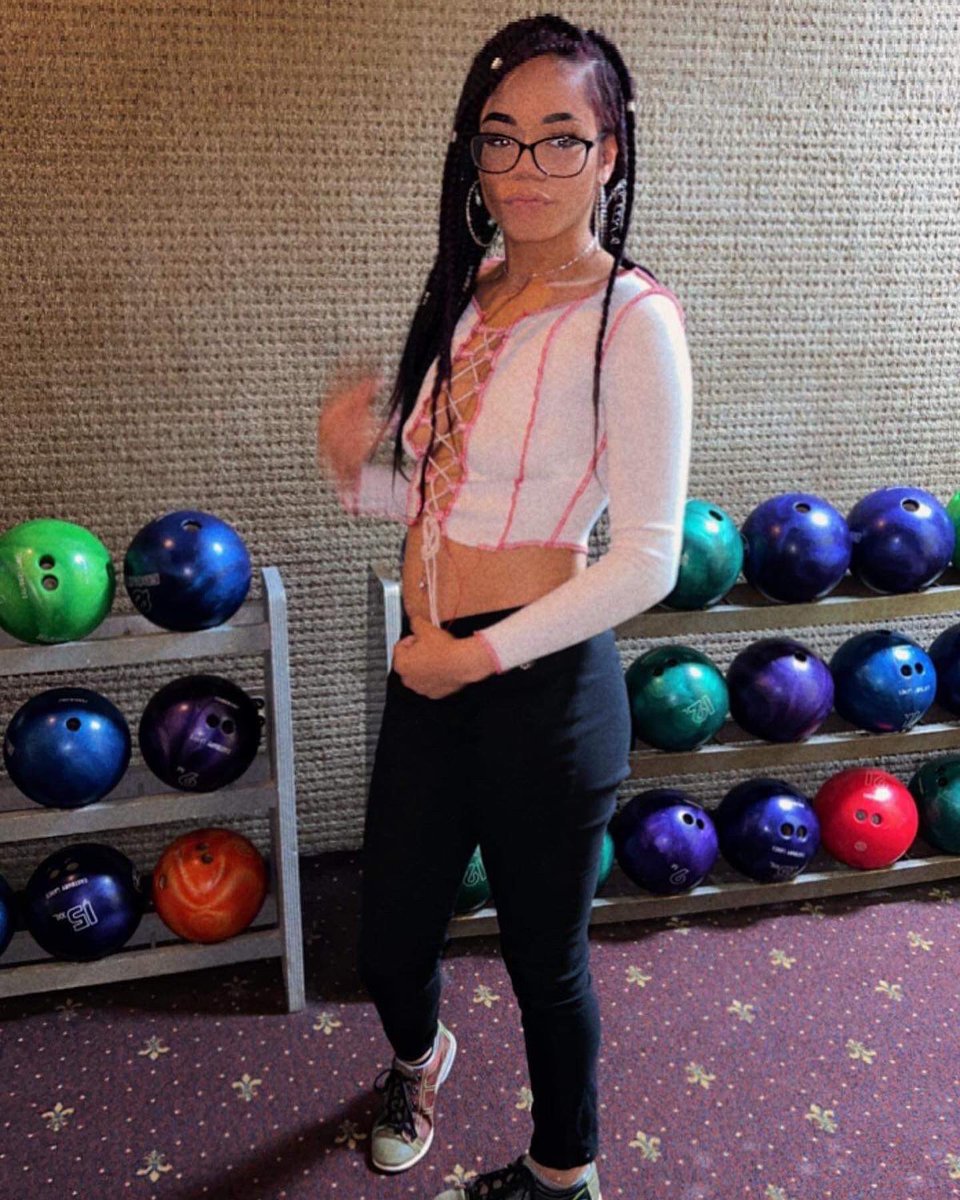 Hunni_bunnx's tweet photo. Spare Me The Details 🎳 #drunkbowling https://t.co/Yx2KgNlHQs