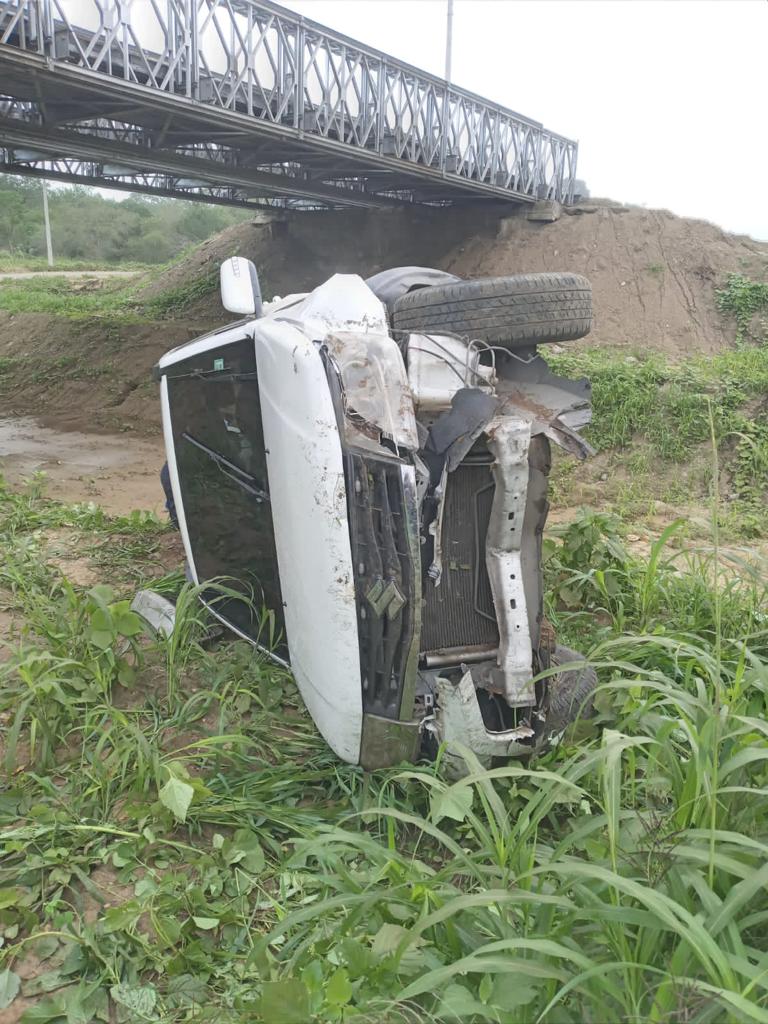#Manabí  | Un accidente de tránsito se registró esta madrugada cuando un vehículo cayó al cauce de la quebrada en el sitio #Quimís, en la vía #Jipijapa-LaPila.
