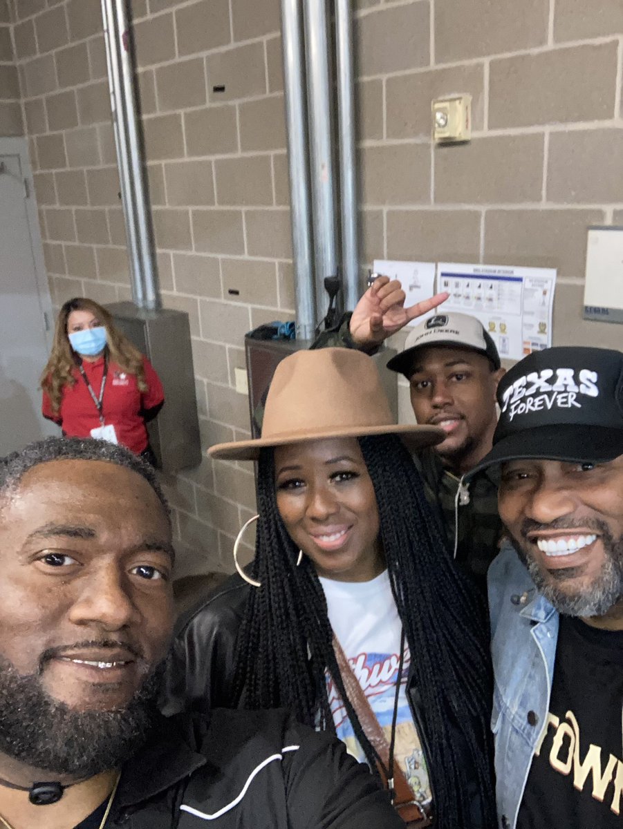 esgworld's tweet photo. Historic Night 73,000 fans seeing the Trill thanks to my bro @BunBTrillOG @bunbwifey #RodeoHOUSTON #RipPimpC #Screw #Moe #Pat #Hawk #32 #BigMello #Gator #Mafio we did it for the city #Nugggaaa 🅱️🅰️🅾️🔩🆙 https://t.co/mUJxmM6eiw