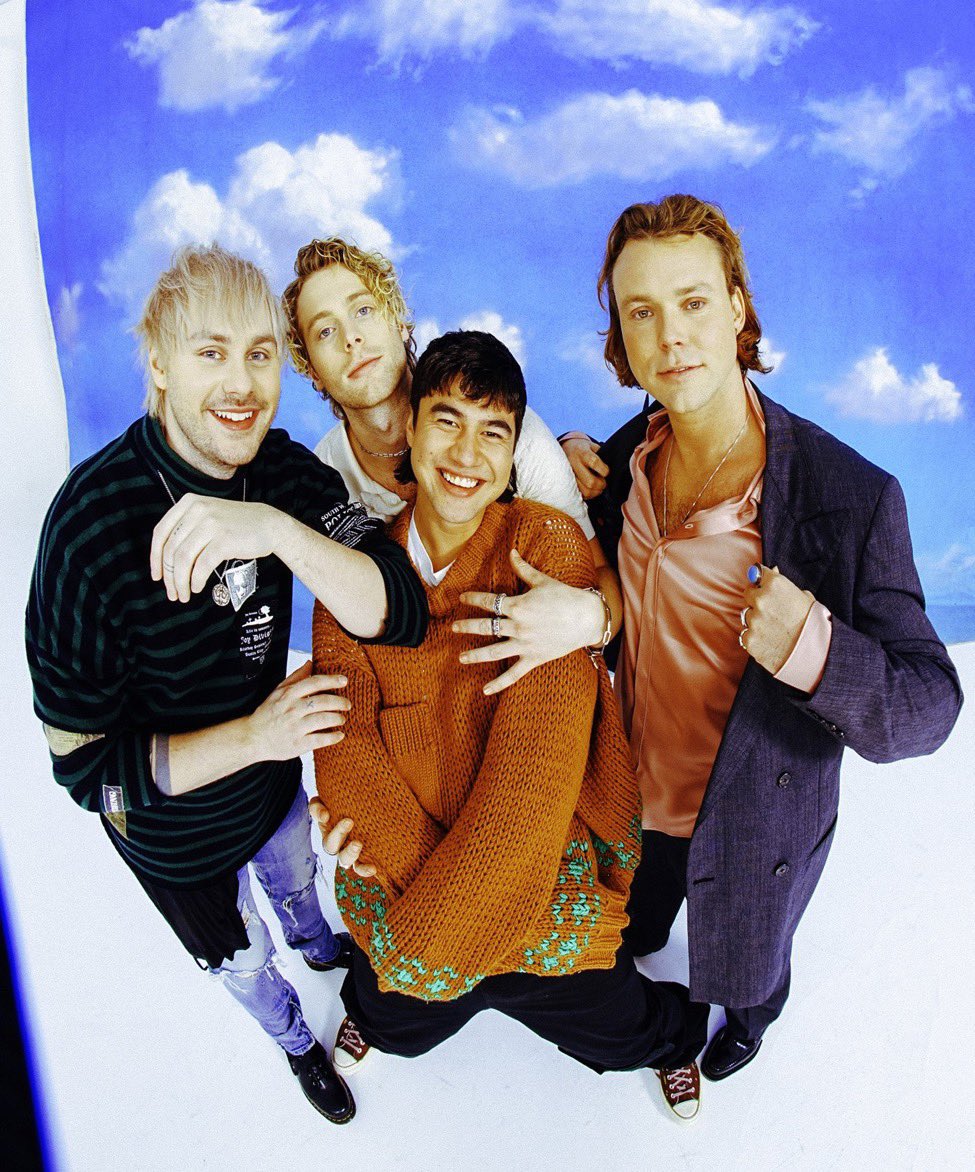 5SOSDigest's tweet image. ‘Complete Mess’ by 5SOS is charting on the US Top 40 Pop Radio Chart at #25 (=)!

With 3,052 (+ 212) spins &amp;amp; reaching an audience of 9 MILLION, we know this @5SOS song is impacting the radio in a big way!

Please #RequestCompleteMess at your local stations @5SOS 💙 #CompleteMess