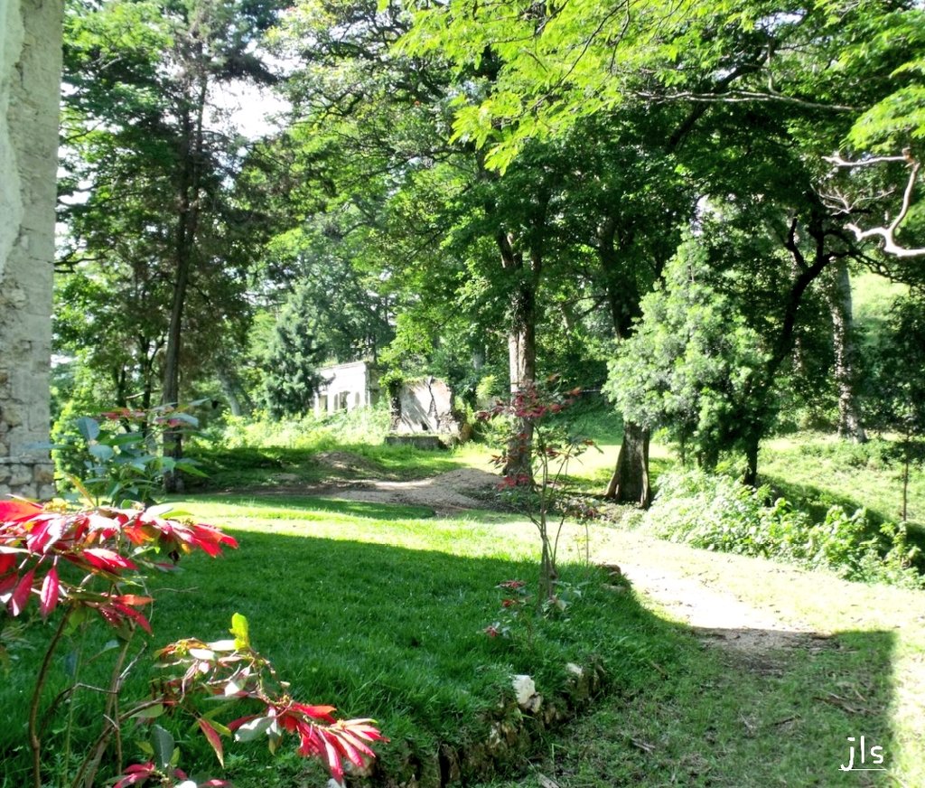JSebisaho's tweet photo. Restes de maisons dans la résidence du #PrincedeLigne à Kihumba, Idjwi, RDC https://t.co/6m4o3XXmAj