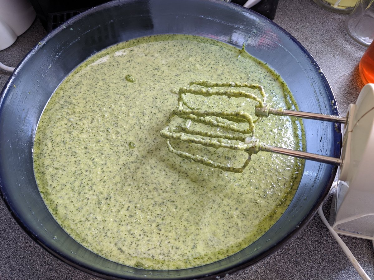 amir42's tweet photo. Sooo, die Basilikumvorräte vom letzen Jahr verwertet...
... Fresh Pesto Verde! 

Yammi! ;)

#FeedStuff https://t.co/9LIIgTdHv9