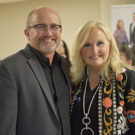 joerenshawmusic's tweet photo. HAPPY 🎂 BIRTHDAY 🎶 dear 🎶 Miss @karenpeckgooch ‼️🎈🎁🎉🎂
#HallOfFamer #FriendsAndLegends #HappyBirthday #Gifted #blessedbeyondmeasure https://t.co/Q9ouRlNsqr