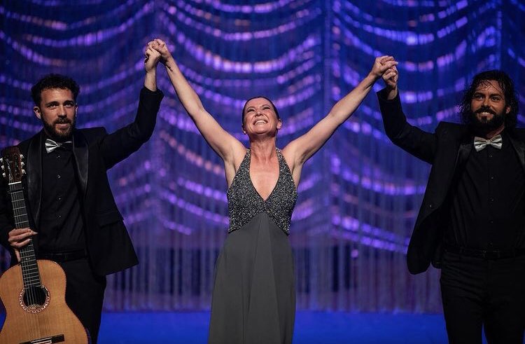 Acompañada de mis queridos Keko Baldomero y <a href="/DanielSaltares/">Daniel Saltares</a> para dar las gracias a #murcia por esta noche tan bonita llena de Alma.
Gracias <a href="/Angelaortizph/">Ángela Ortiz</a> 
Hoy nos toca el Teatro Mira en #pozuelo #madrid A por todas! #sarabaras #giraalma #vaportipapá tq🖤 <a href="/xallevartavivir/">Triqui</a>