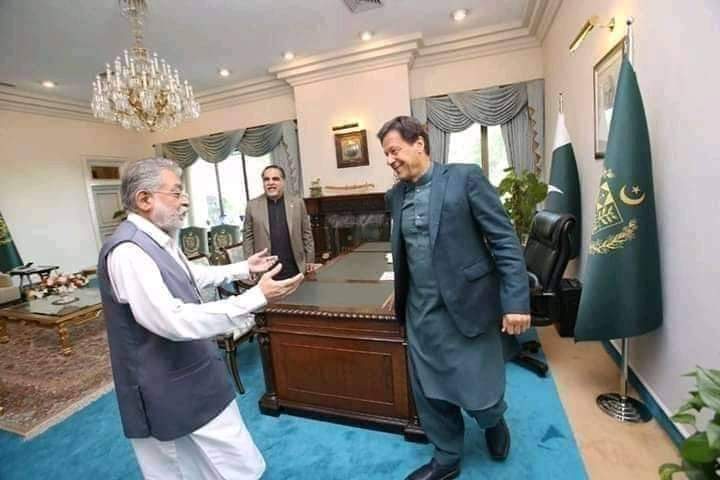 khankicheeti1's tweet photo. بندہ خاندانی ہو تو کبھی برے وقت سے فائدہ نہیں اٹھاتا.جو لوگ اس وقت خان صاحب سے غداری کریں گے وہ ملک سے غداری کریں گے قوم۔انھیں کبھی معاف نہیں کرے گی https://t.co/I4pkVuG1qT