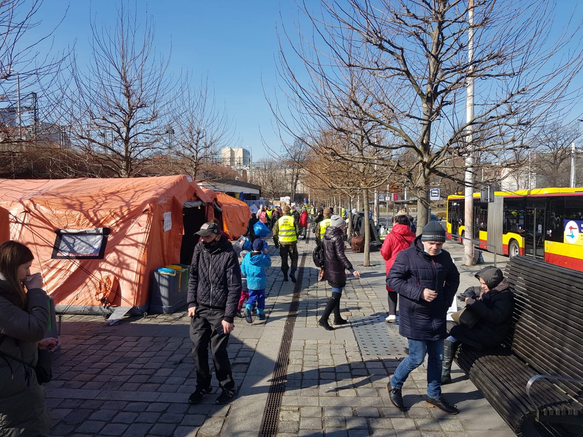 Dziś i jutro(12-13.03)przyjmujemy:świeże kanapki, słodycze, naleśniki, soczki, bułki słodkie, mleko, wodę butelkowaną (małą), kawę, herbatę, zupki instant, musy owocowe. Jeśli możecie, przynoście do pierwszego pomarańczowego namiotu od strony dworca <a href="/SutrykJacek/">Jacek Sutryk</a> <a href="/PortalWroclawpl/">Portal wroclaw.pl</a>