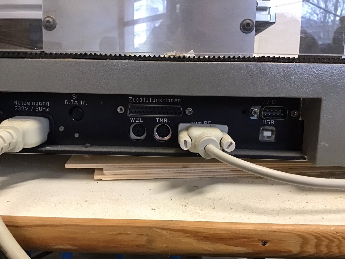 rahaka67's tweet photo. #eduBW #kosy #Techniklehrer*innen  Weiß jemand von euch, wie ich unsere alte Kosy CNC Fräse modernisieren kann? Also so, dass man auch mit z.B Fusion360 damit fräsen kann? Anschlüsse siehe Foto https://t.co/8VhP3HxqE7