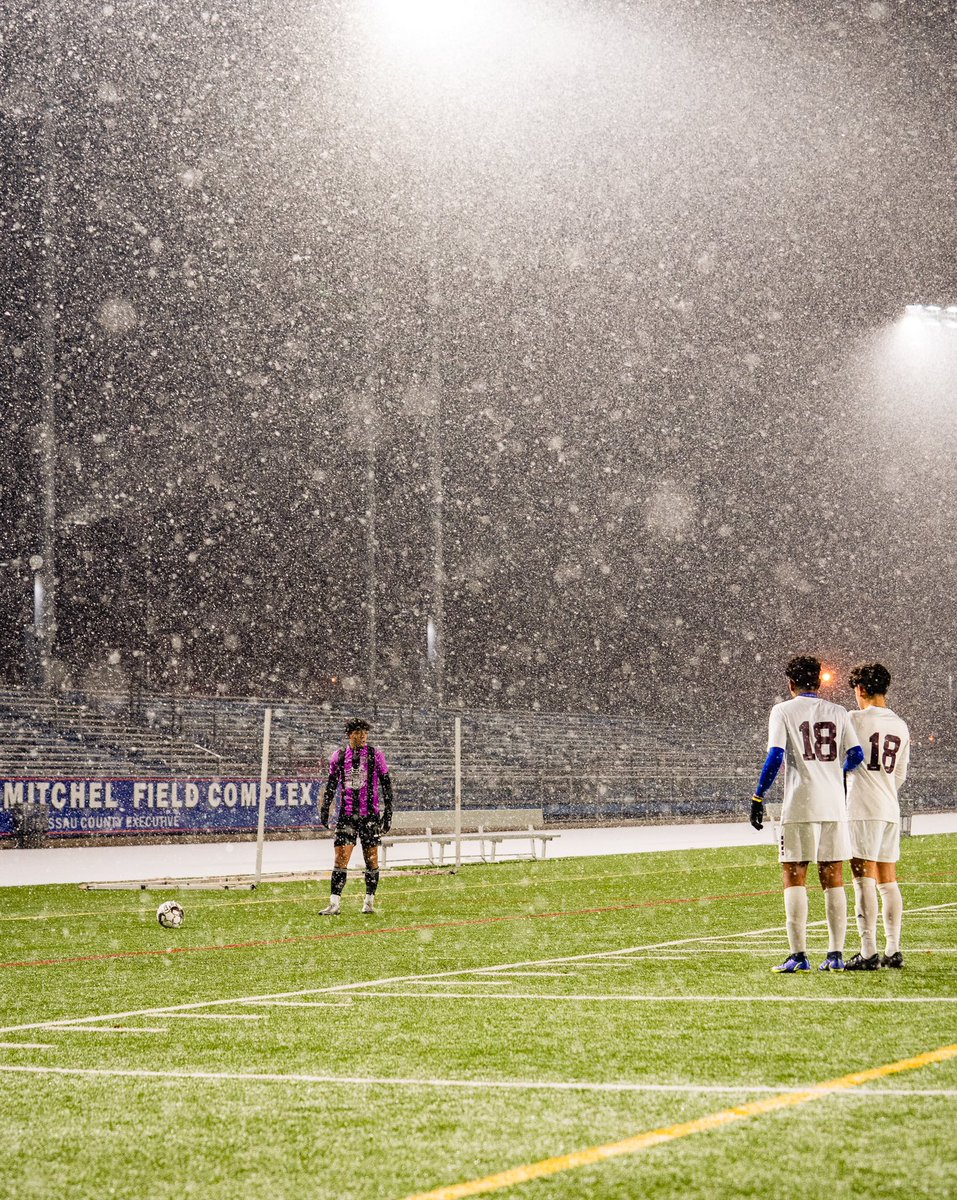 Queensboro_FC's tweet photo. BREAKING โผ๏ธ
Todayโs USL-A game against @FCCopa has been postponed due to the extreme weather.
#QBFCII #ForeverQueens https://t.co/YwB6pGm6xv